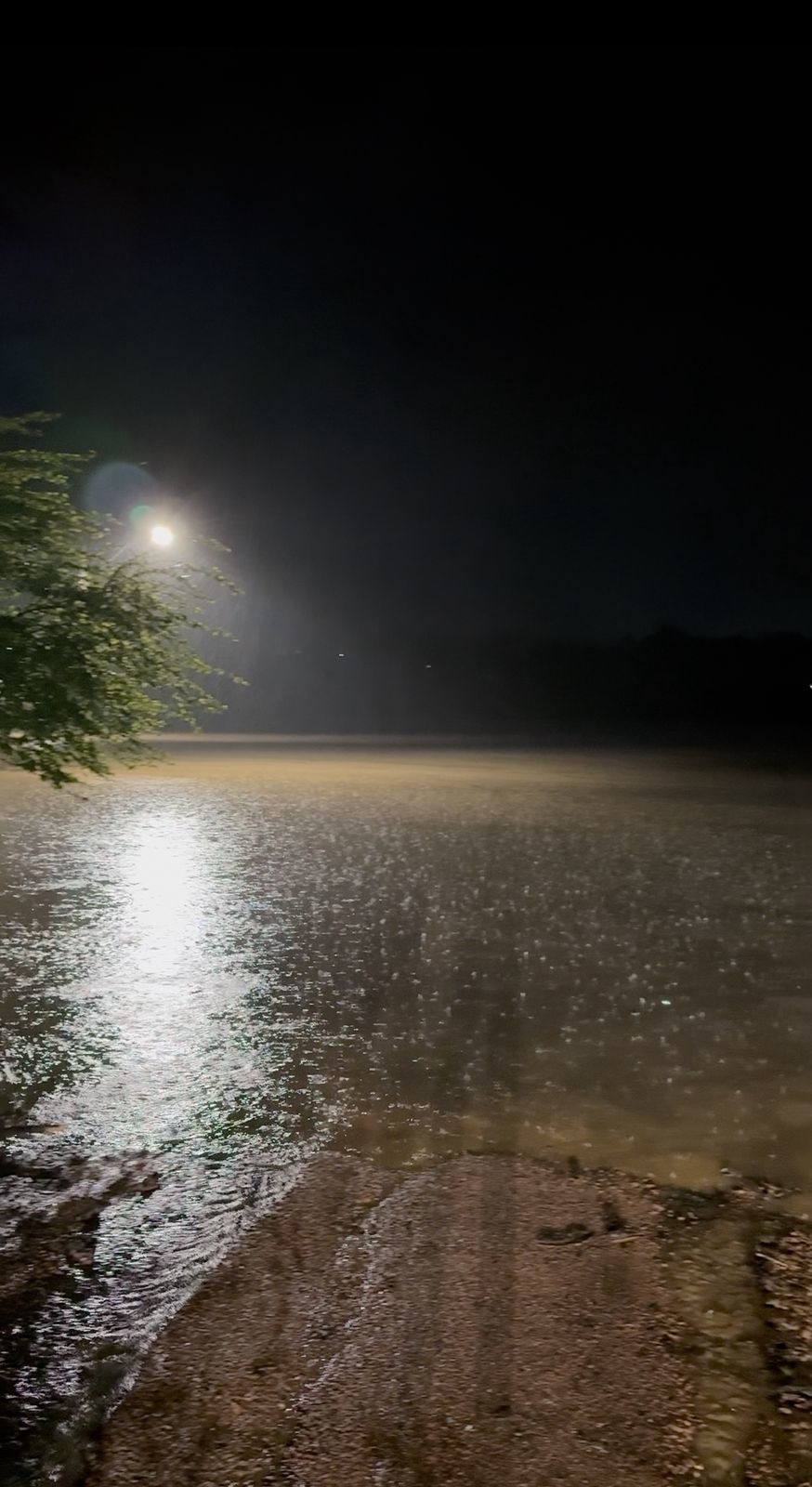 Temporal e chuva forte provoca danos no município.